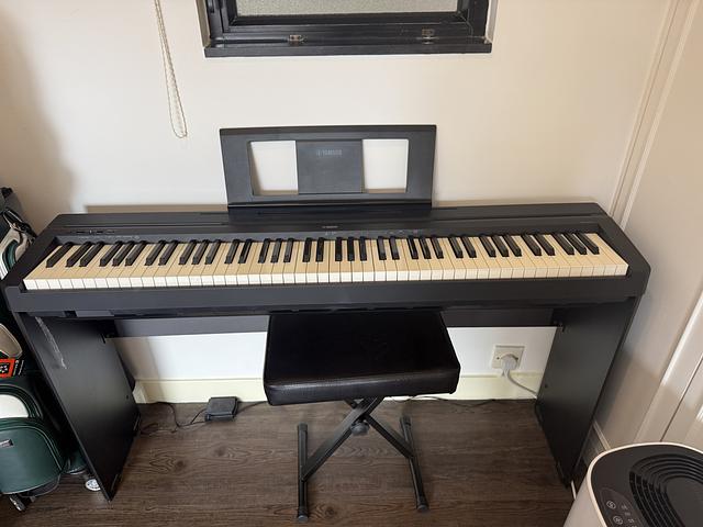Yamaha electronic piano - heavy weight keyboard