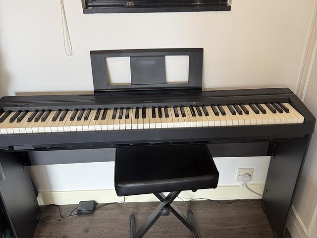 Yamaha electronic piano - heavy weight keyboard
