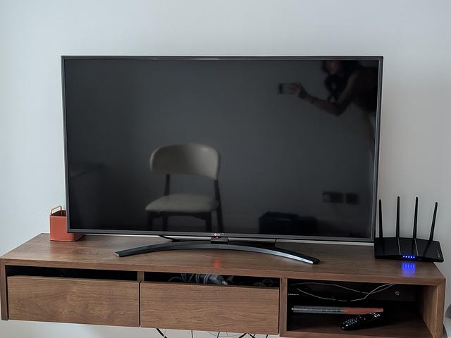 Mattress/dining table/tv