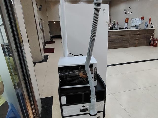 Salon mirror and vaccum