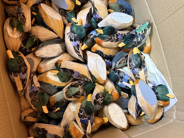 200 pieces of wooden duck
